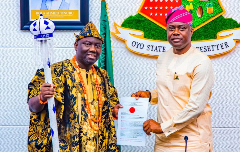 Breaking: 46th Alaafin Of Oyo, Akeem Owoade Received Instruments Of Office