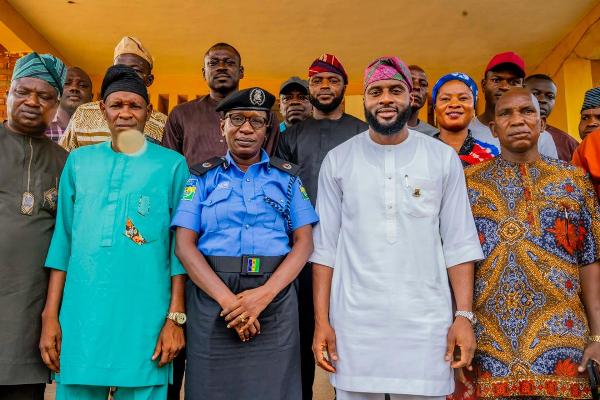 Oyo Speaker, Ogundoyin Gives Financial Support To General Hospitals, Distributes Solar Lights During Working Visit To Lanlate