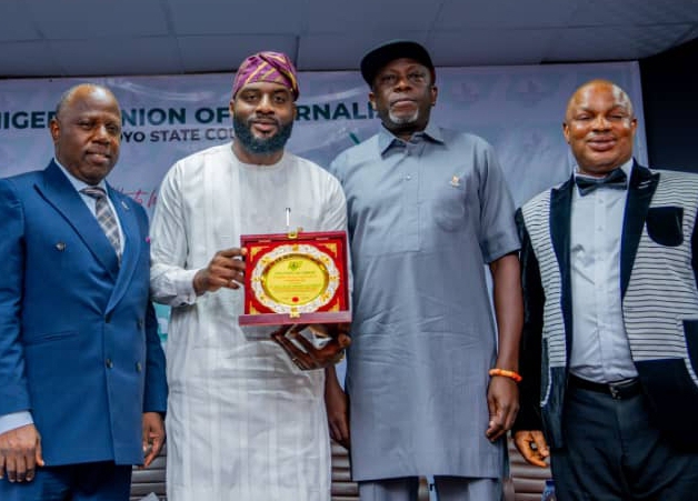 Oyo Speaker, Ogundoyin Received NUJ Outstanding Legislative Leadership Award Oyo Speaker, Ogundoyin Received NUJ Outstanding Legislative Leadership Award