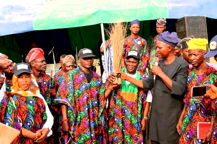Official: Ace Broadcaster, Opeyemi Ayanride Joins APC, Received By Ibarapa APC Stakeholders, Guber Aspirant, AKK Official: Ace Broadcaster, Opeyemi Ayanride Joins APC, Received By Ibarapa APC Stakeholders, Guber Aspirant, AKK