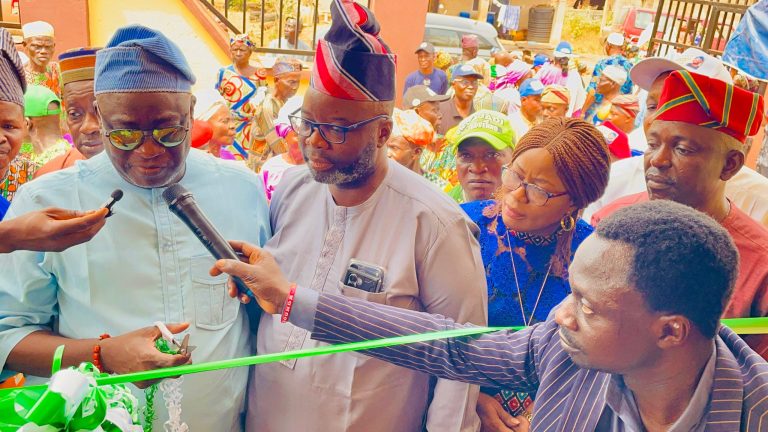 ‎Oluyole LG Boss, Olatunji Commissions Health Care Facility, Assures To Fulfill Campaign Promises   ‎